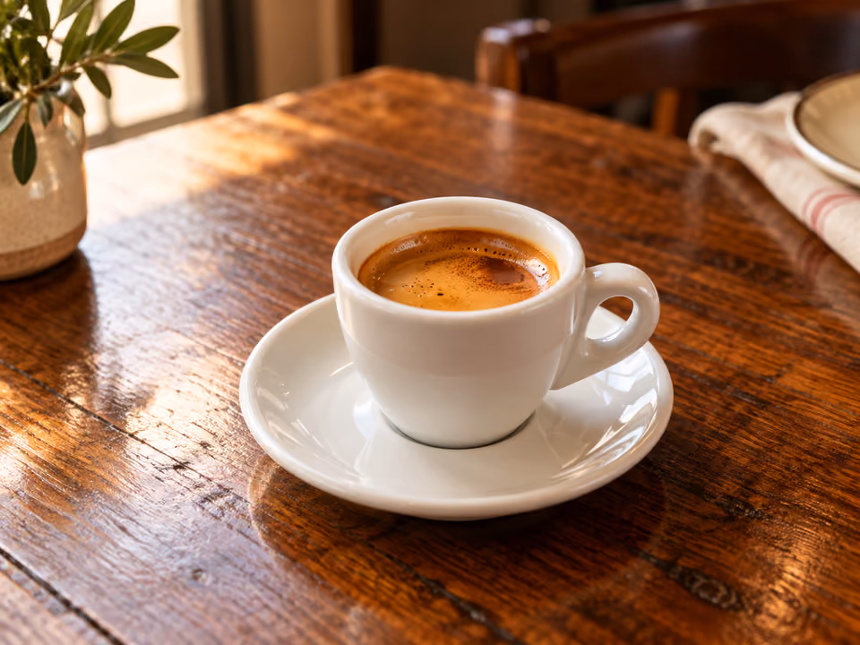 Espresso ze złocistą cremą w małej filiżance
